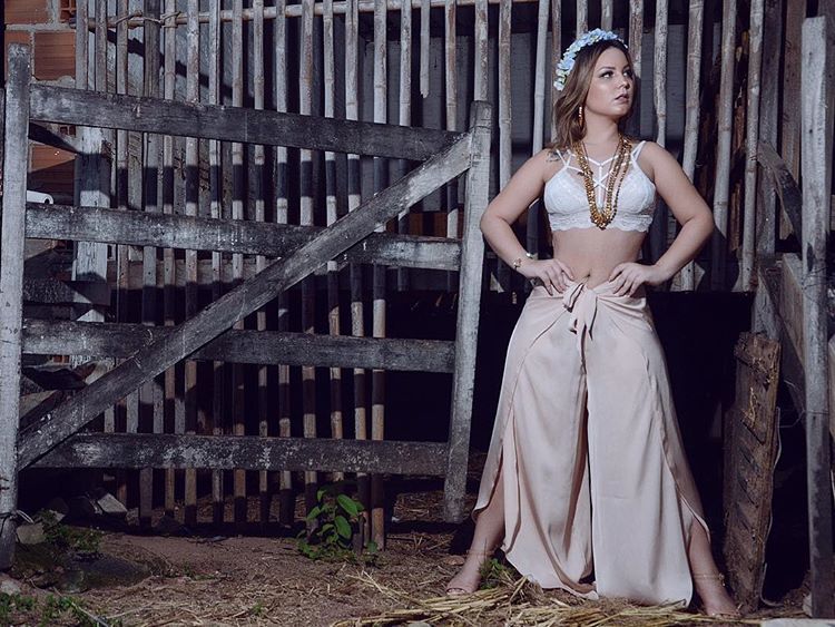 Ex-BBB Cacau exibe sua boa forma e é elogiada por seus seguidores (Reprodução/Instagram@claudiiaoficial ) 